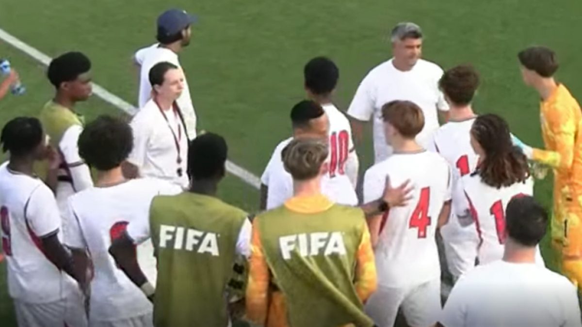 لاعبو إنجلترا وجمهورية أيرلندا تحت 15 عامًا خلال مباراة أُلغيت في كأس العالم بعد ادعاء عنصري