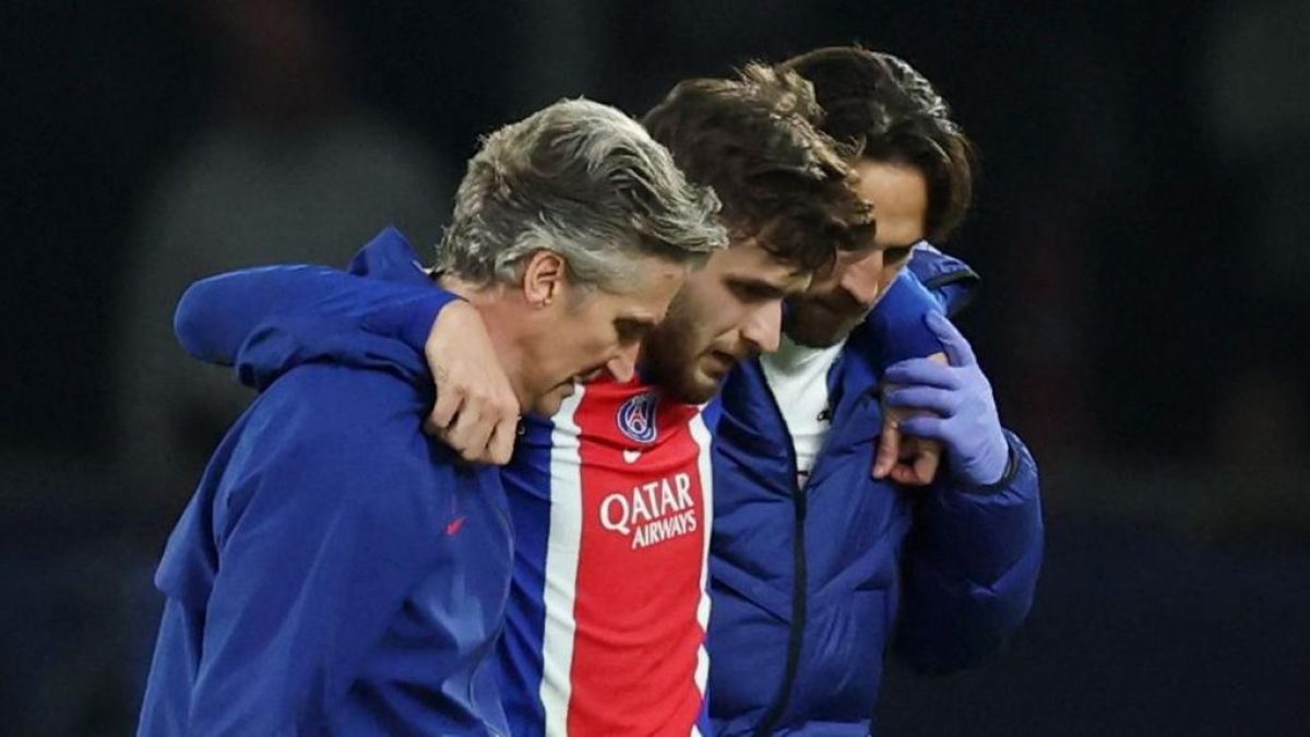 خفيتشا كفاراتسخيليا لاعب باريس سان جيرمان خلال مباراة أمام برشلونة