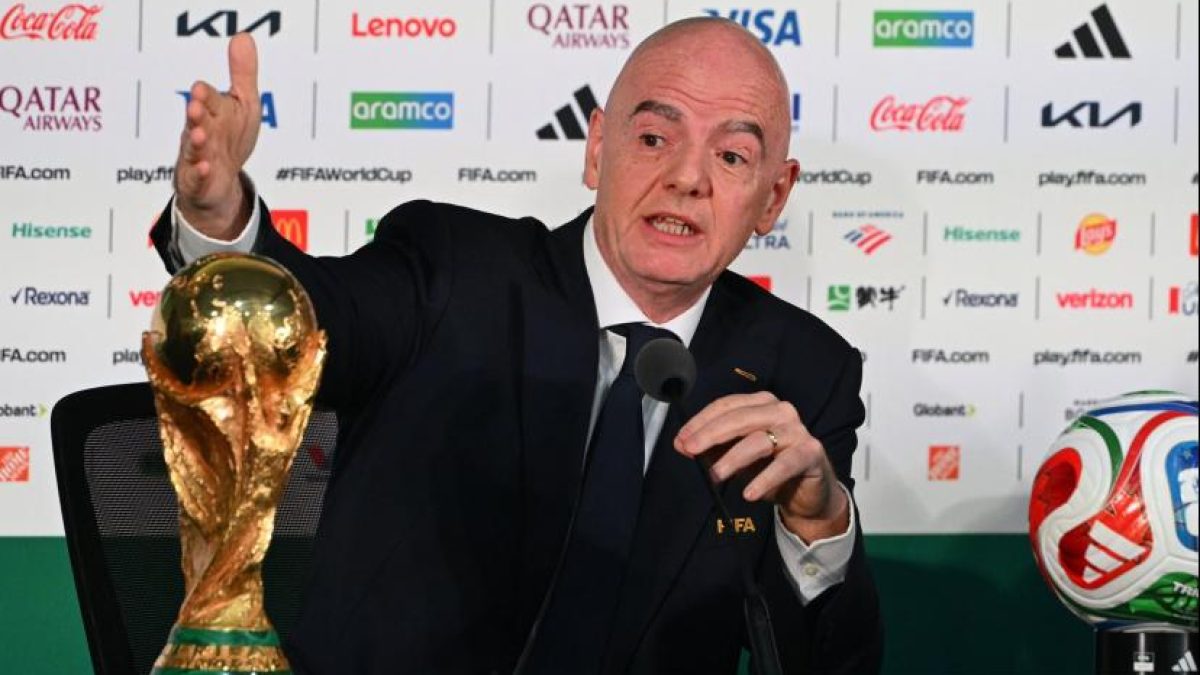 كرة كأس العالم أمام مدرجات ممتلئة ترمز إلى إيرادات التذاكر والضيافة في كأس العالم 2026