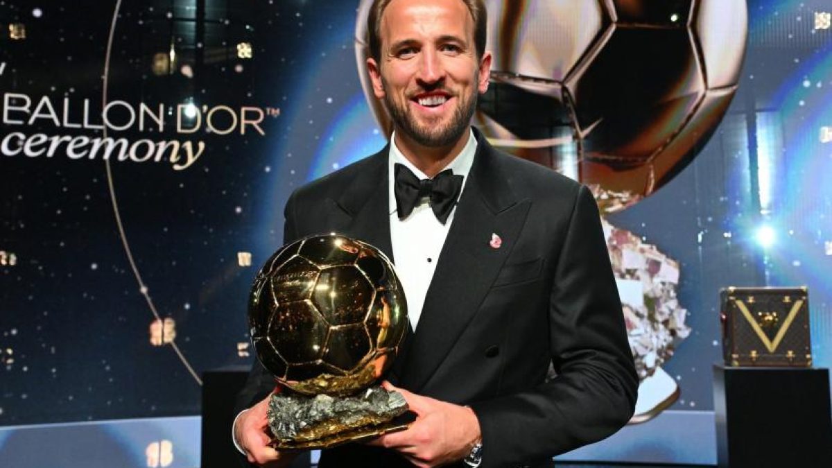 هاري كين يحمل جائزة الكرة الذهبية لعام 2026 في لندن
