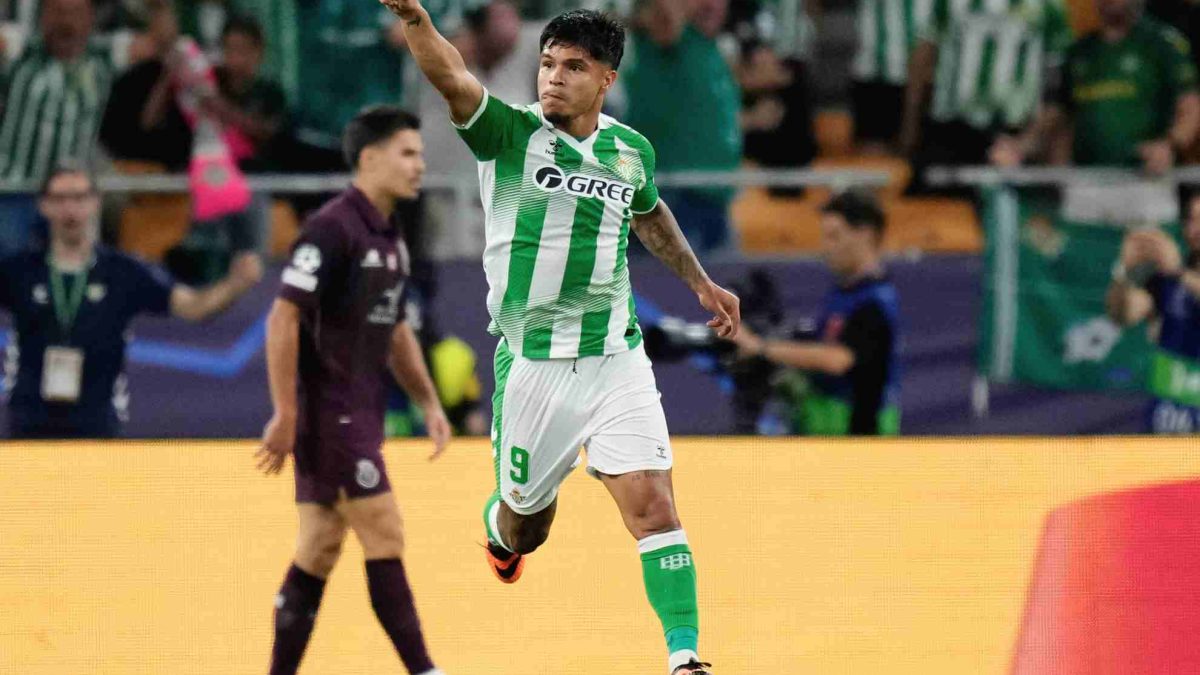 كوتشو هيرنانديز خلال مباراة كرة قدم قبل مواجهة فينورد في دوري أبطال أوروبا