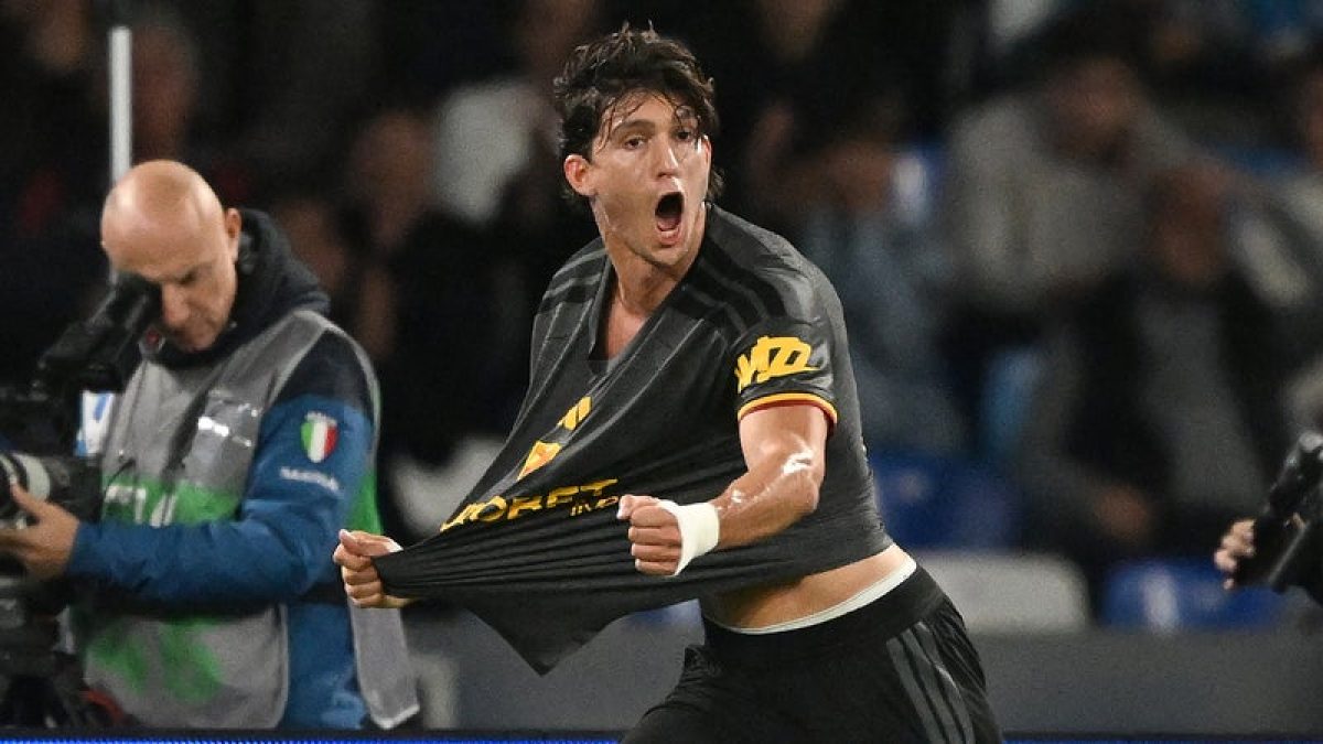ليوناردو باليردي يحتفل بعد تسجيله مع روما أمام نابولي في الدوري الإيطالي