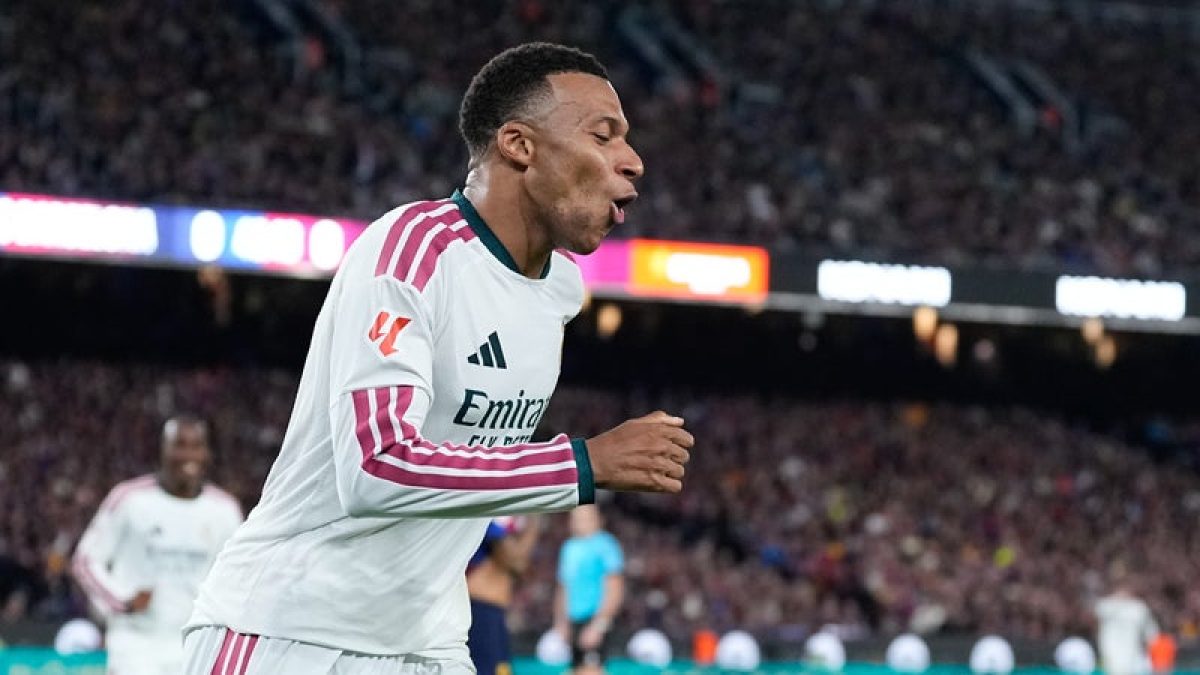 كيليان مبابي يحتفل بقميص ريال مدريد بعد تسجيله في الكلاسيكو أمام برشلونة
