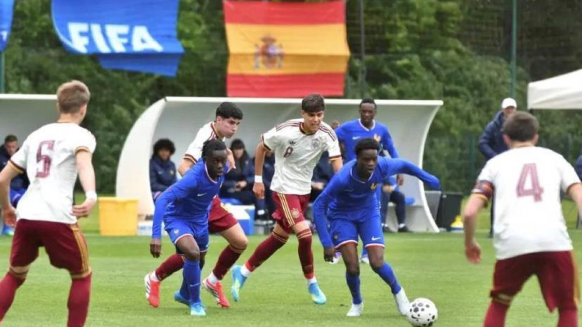 لاعبو منتخب فرنسا للناشئين خلال منافسات كأس العالم تحت 15 عاما في باكو