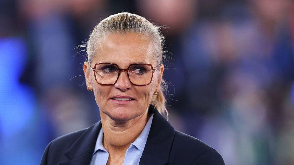 سارينا ويجمان مدربة منتخب إنجلترا للسيدات خلال مباراة دولية