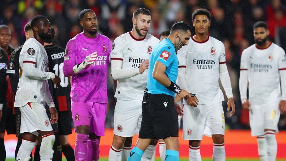 مايك ماينيان حارس ميلان بعد حصوله على بطاقة حمراء أمام بورنموث في الدوري الأوروبي